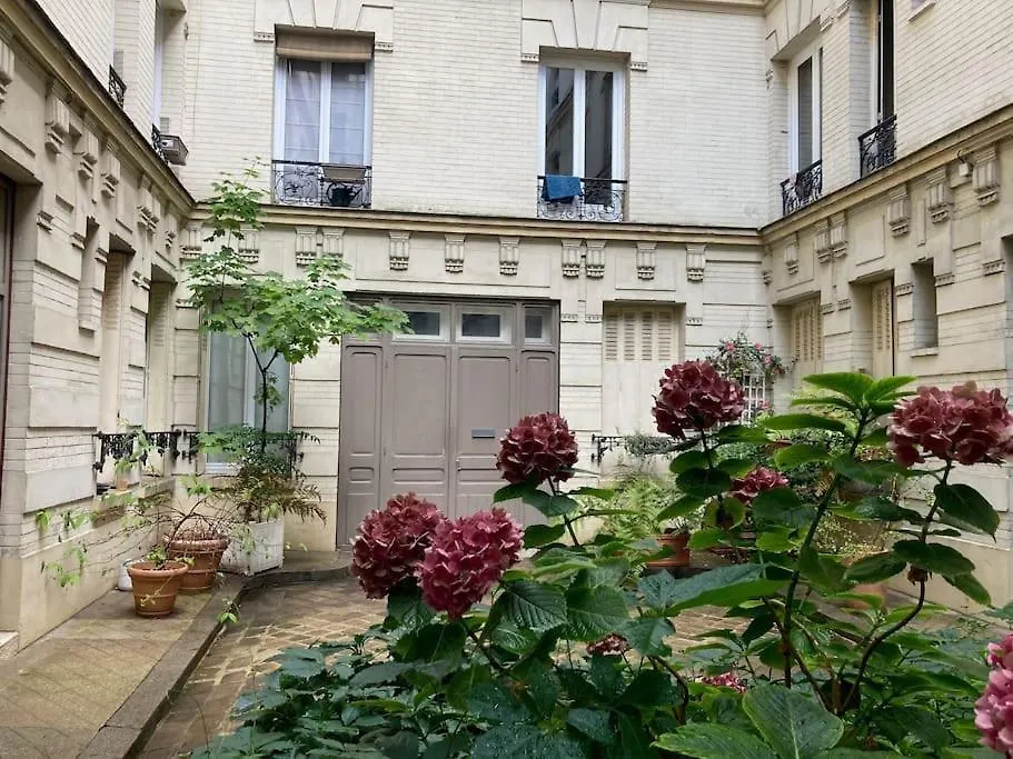 Cosy Apartment In Paris France